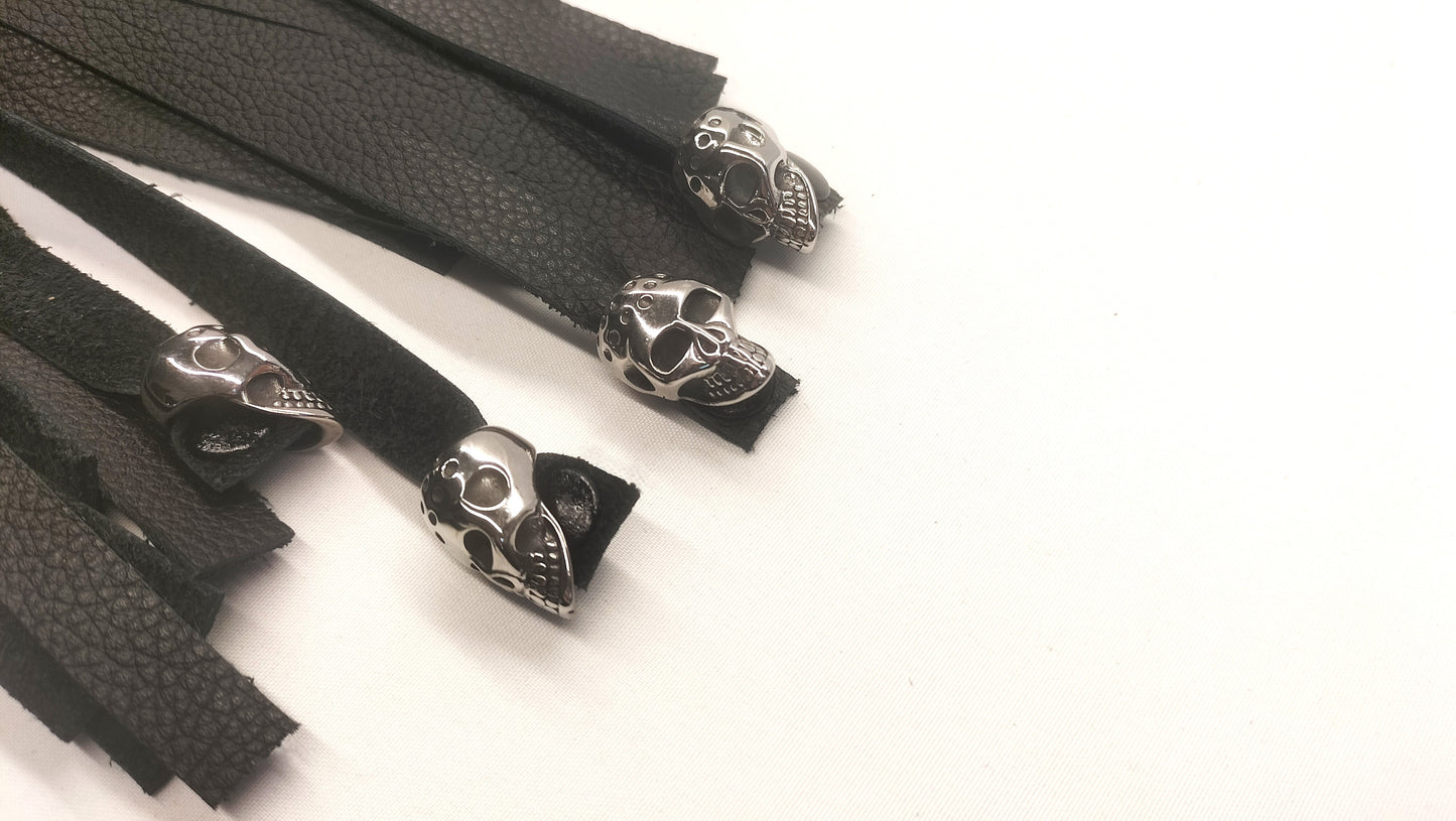 Zwarte Skull Flogger met 8 RVS Skulls – 36 Falls Impact Zweep