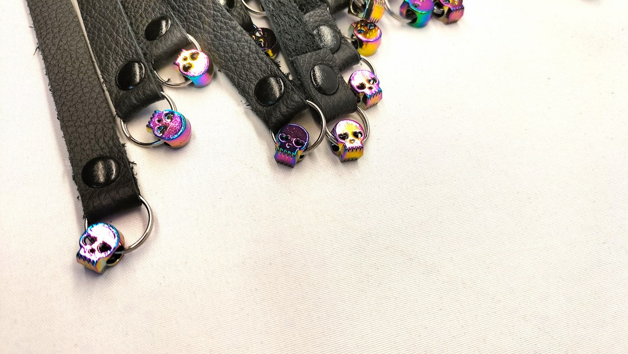 Zwarte Skull Flogger met 36 Rainbow RVS Skulls – 36 Falls Impact Zweep