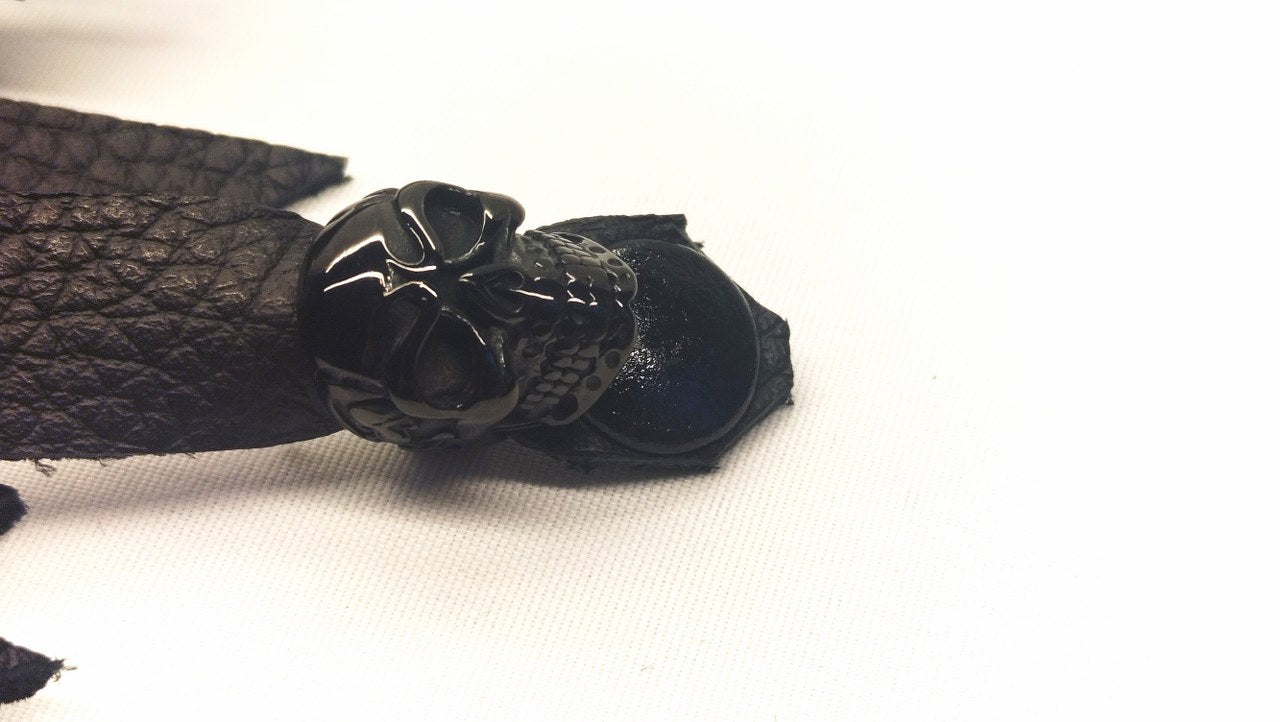 Zwarte Skull Flogger met 8 Zwarte RVS Skulls – 36 Falls Impact Zweep