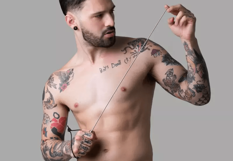 de-stainless-steel-cane-van-amper-2.3mm-diameter-is-er-eentje-voor-die-die-houden-van-scherpe-pijn-danzij-zijn-rvs-opbouw-is-deze-bdsm-toy-zeer-gemakkelijk-net-te-houden