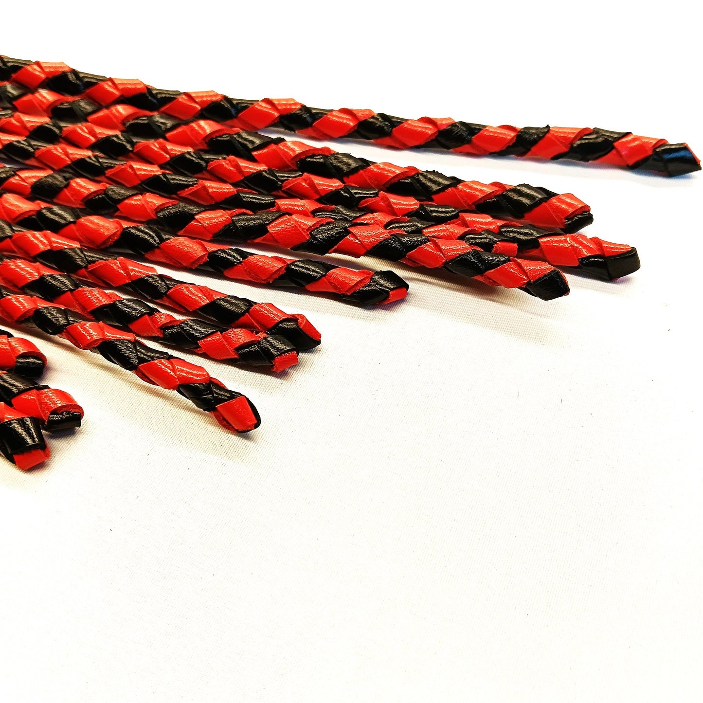Zwart Rood Leder Cat O 18 Gevlochten Falls – BDSM Flogger 72cm