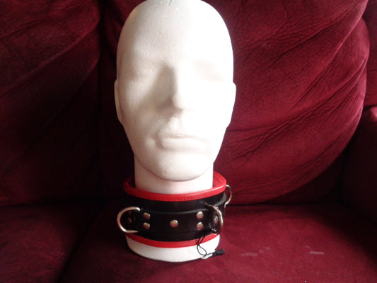 Zwart/rood lederen collar met zachte kalfslederen gepolsterde binnenkant