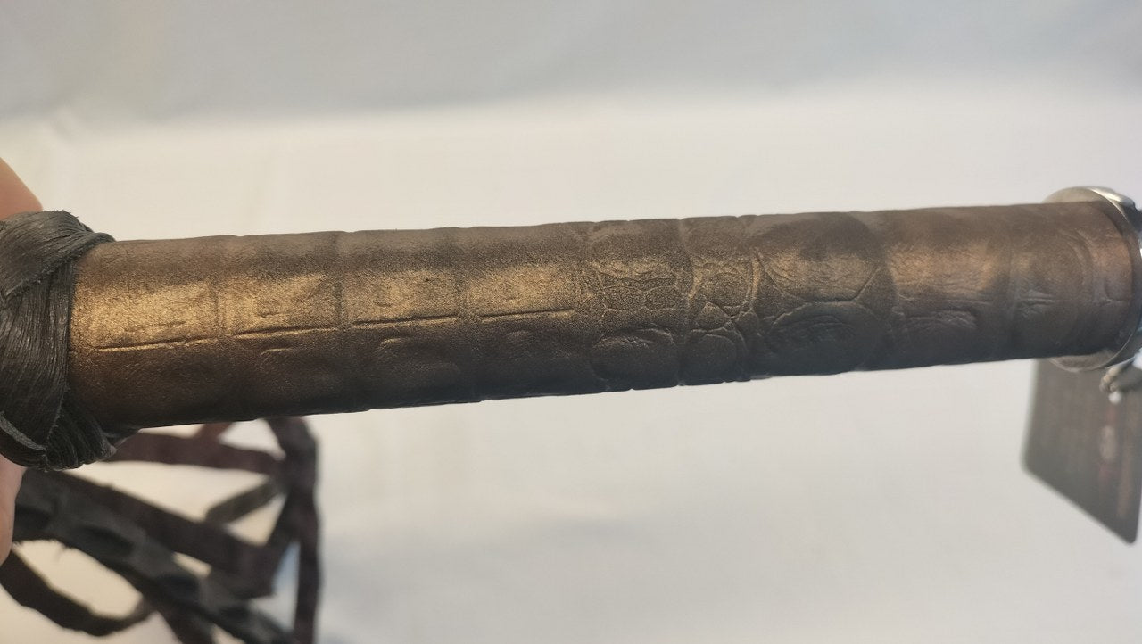 aanschouw-deze-zeer-exclusieve-ninetail-gemaakt-uit-de-backstrap-van-een-krokodil-uiteraard-wordt-deze-geleverd-met-de-benodigde-cites-documenten-4