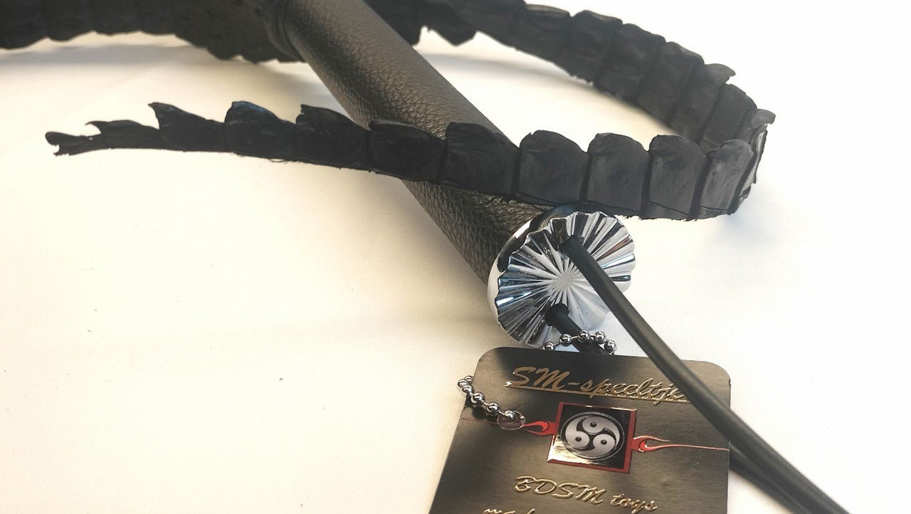 liefhebber-van-exclusieve-bdsm-toys-dan-is-deze-backstrap-zweep-misschien-wel-iets-voor-u-apart-is-ze-zeker-wel-1
