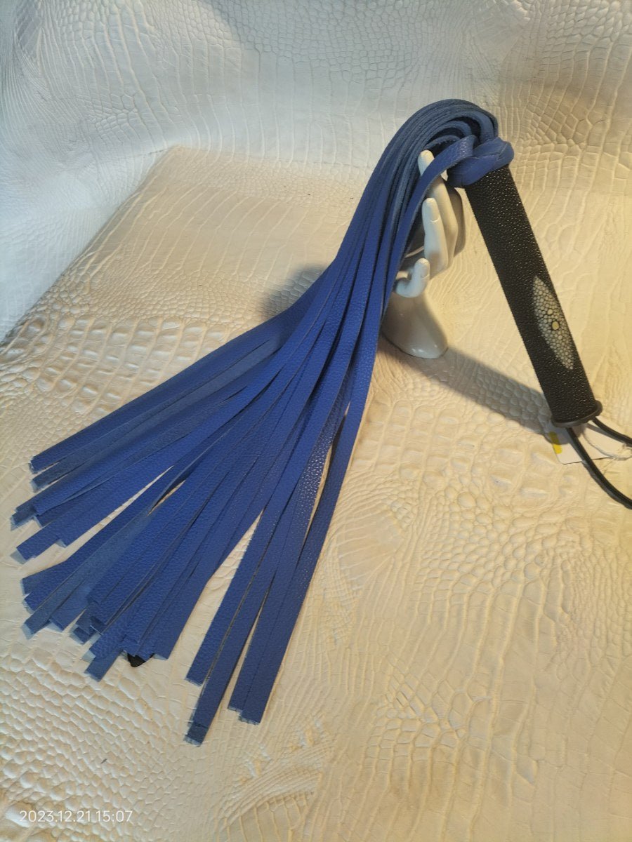 Blauw lederen flogger met zwart ongeschuurd roggenleer handvat - SM - speeltjes