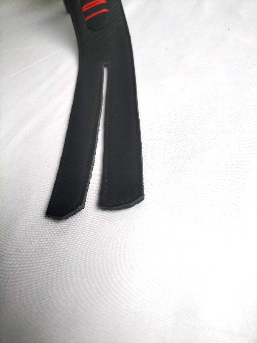 Dubbel tong slapper met rood leer koord accent. - SM - speeltjes