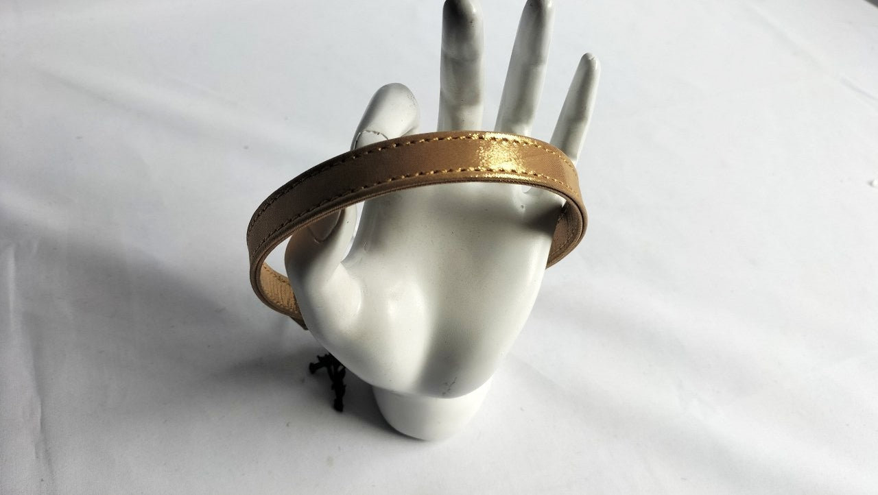 met-deze-dag-collar-in-verguld-leer-met-vergulden-accenten-en-zwart-rode-hanger-in-de-vorm-van-een-rood-heb-je-een-uniek-sieraad-rond-je-hals-die-jou-echt-wel-het-gevoel-geef-dat-je-belangrijk-bent-7