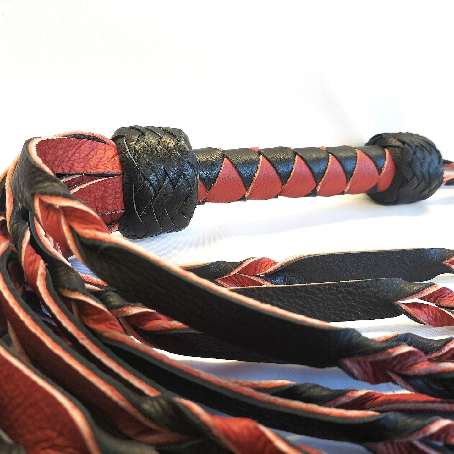 Flogger 12 Geweven Falls 3mm Dik 11mm Breed - Leer of Suede BDSM Gesel 70cm - Impact Play - SM - speeltjes