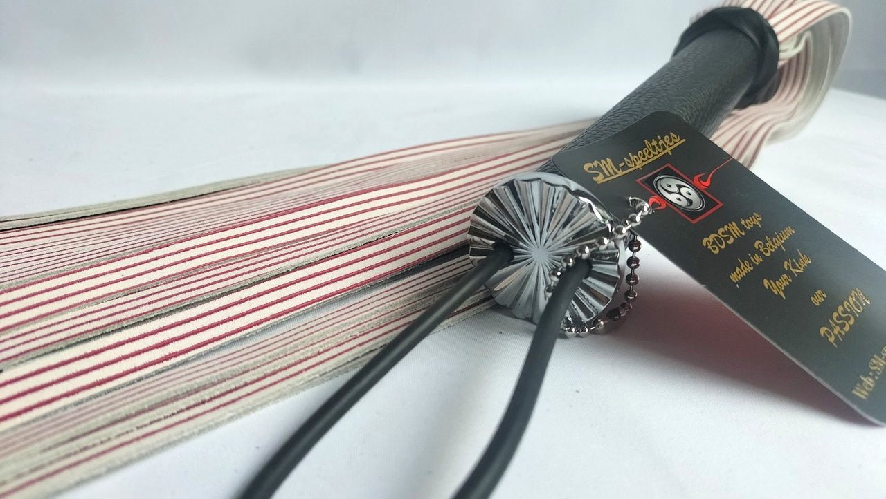deze-iets-hardere-flogger-et-half-harde-falls-in-roze-wit-van-12-mm-breed-en-50-cm-lang-is-niet-alleen-een-one-of-a-kind-maar-voelt-ook-anders-aan-dan-de-gewone-floggers-die-we-hebben-dankzij-zijn-hardere-falls-4