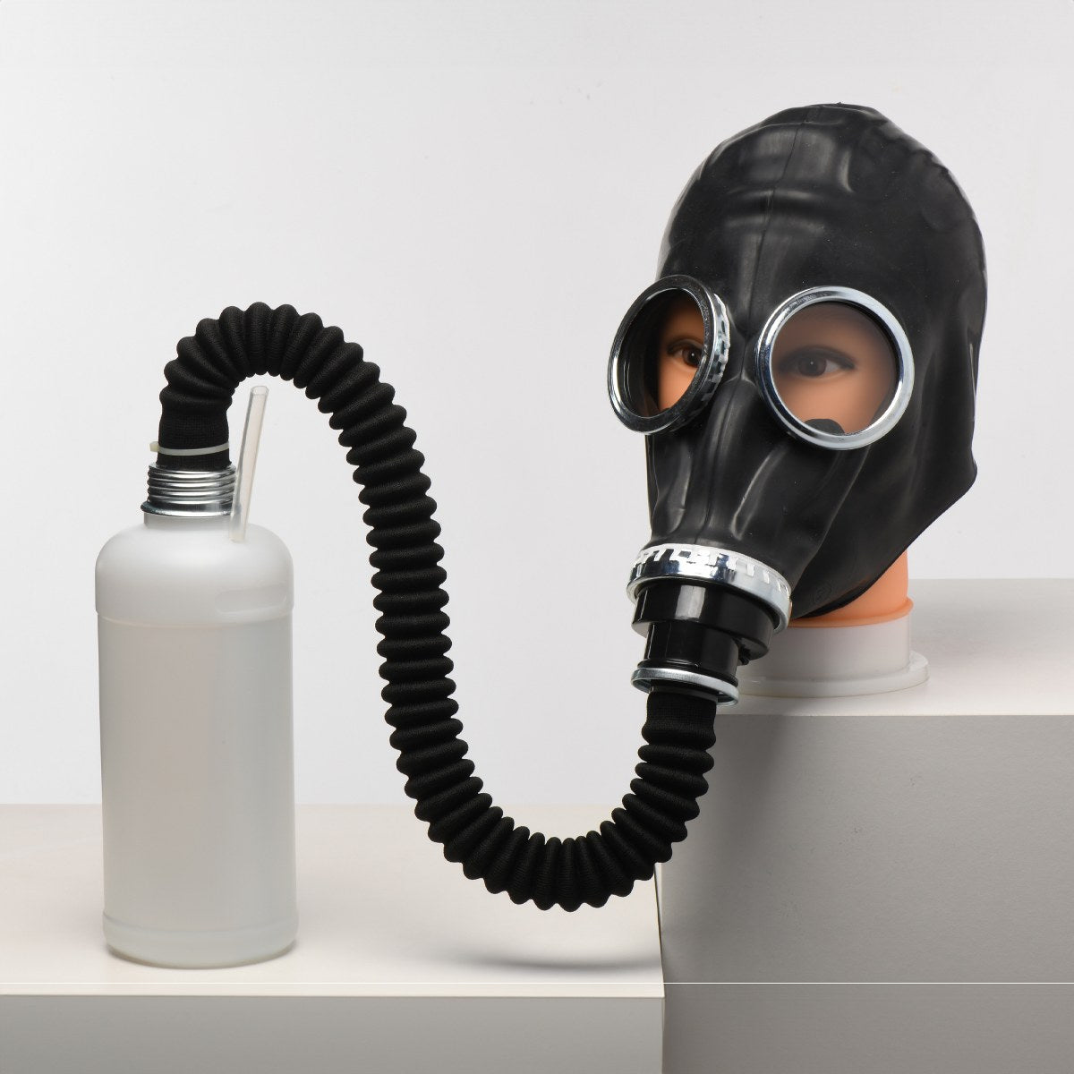 met-dit-gasmasker-met-slang-en-opvang-fles-kan-je-diverse-spelletjes-spelen-waaronder-ademhaling-restricie