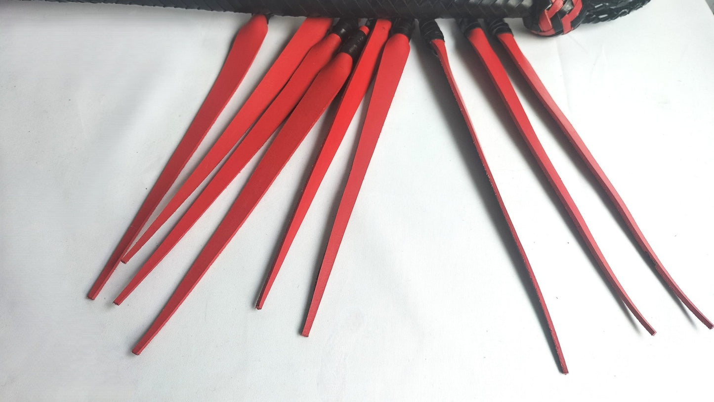 deze-9-of-3-tail-gesel-is-niet-voor-de-beginnelingen-met-zijn-dikke-stugge-rode-tuiglederen-punten-van-22-cm-lang-zal-hij-sowieso-zijn-handtekenng-nalaten-op-je-speelpartner-zijn-of-haar-lichaam-8