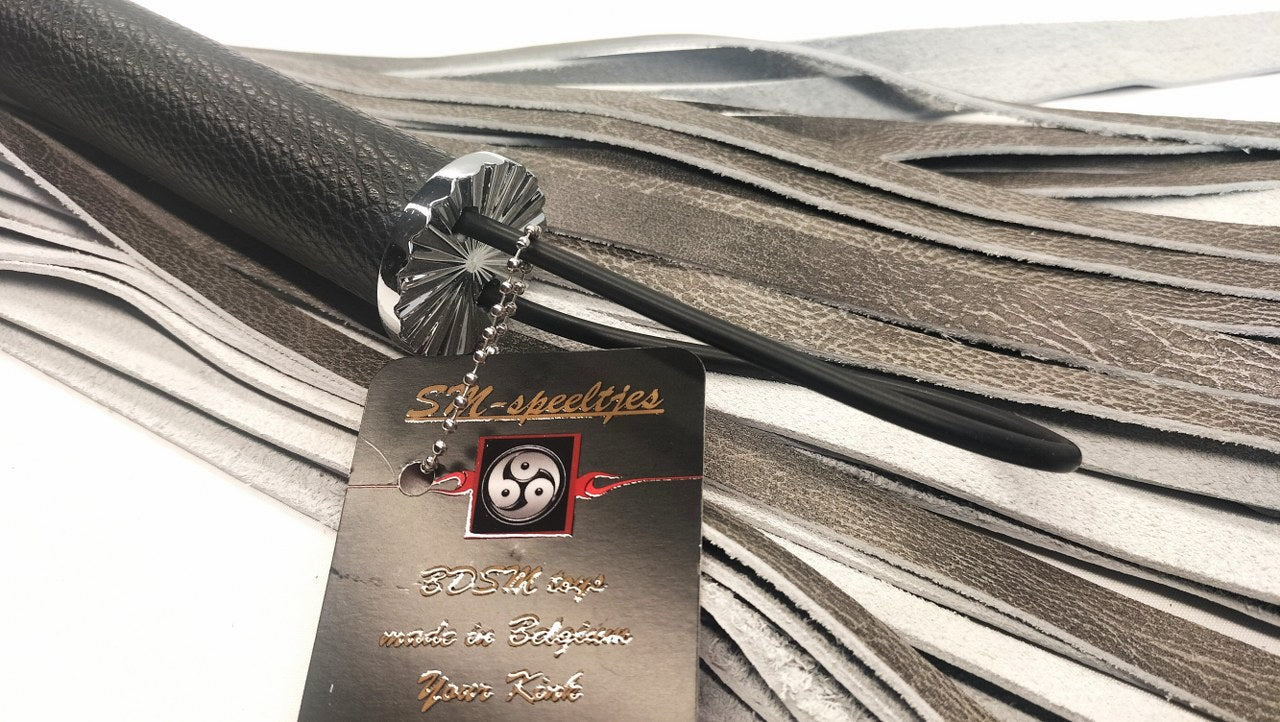 Grijs Leren Flogger met 36 Zilverkleurige tandwieltjes - 70cm Handgemaakt - Impact Play - Floggers - SM - speeltjes
