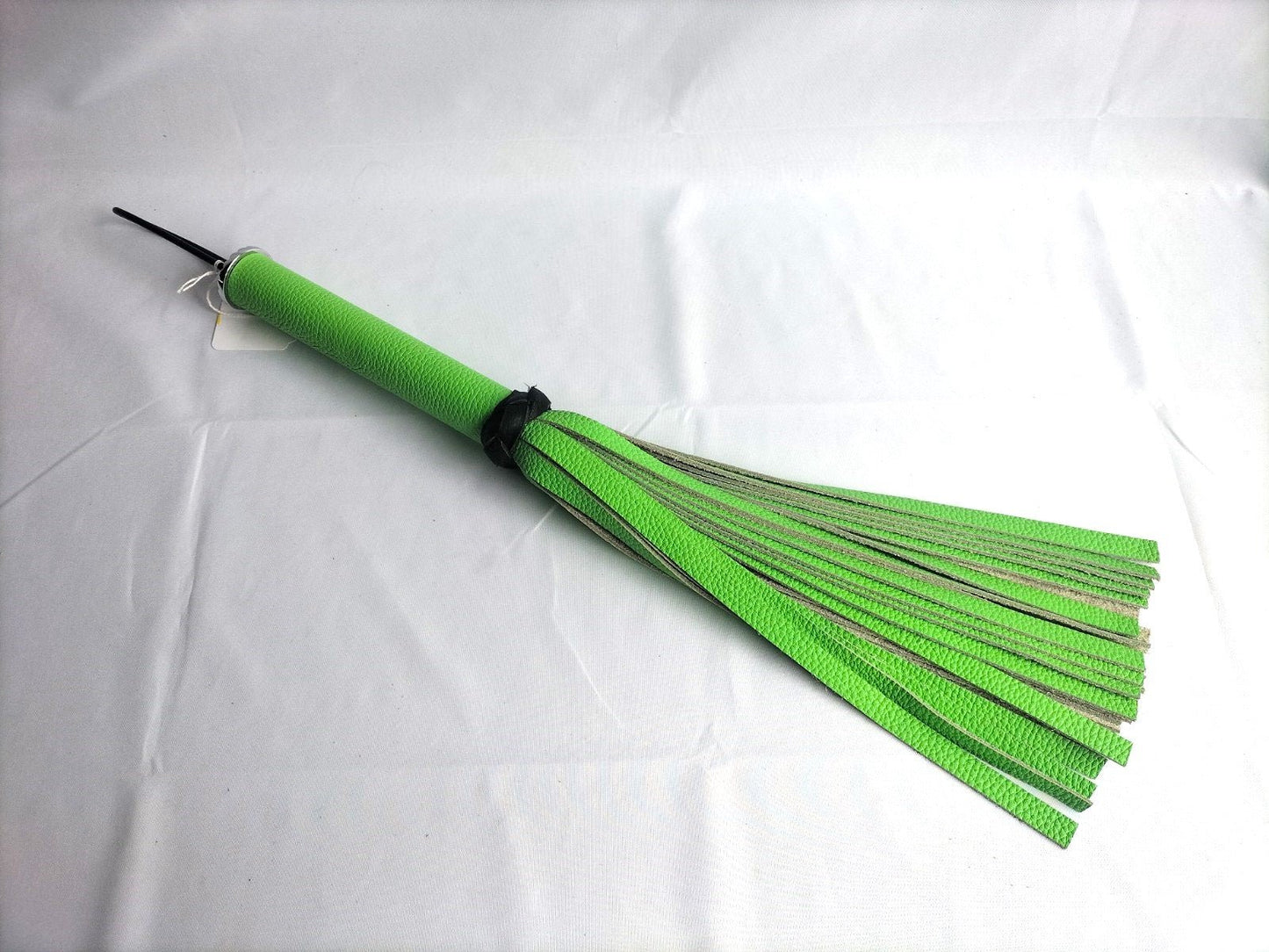 Kikkergroene rund leer flogger 30cm - SM - speeltjes
