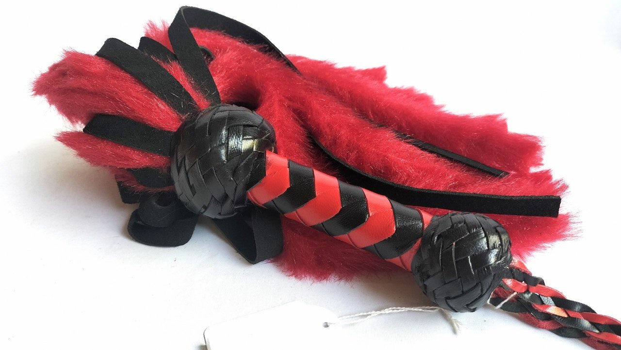 leuke-korte-fur-flogger-met-namaak-fur-en-echt-suède-leer-falls-speciaal-voor-sesual-play-en-mensen-die-graag-kortbij-spelen-op-hun-speelpartner-in-hun-bdsm-sessie-en-met-hun-bdsm-toys-3