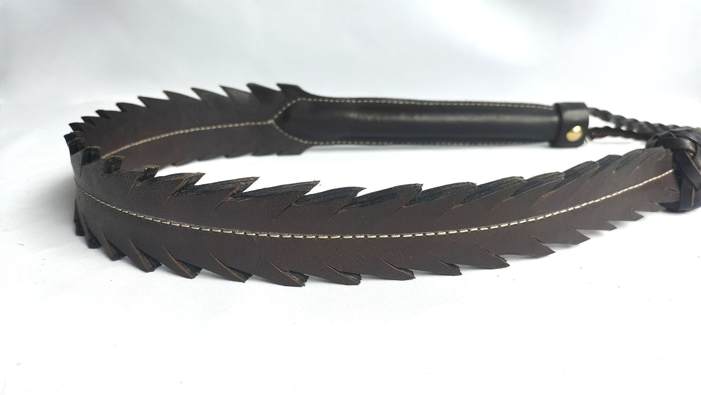 met-deze-uniekesingletail-zweep-haal-je-jezelf-wel-een-heel-mooi-en-opvallend-stuk-bdsm-toy-in-huis-hij-is-niet-alleen-mooi-en-uniek-maar-ook-best-gemeen-laat-je-subje-dansen-op-de-klappen-van-je-nieuwe-gesel-4