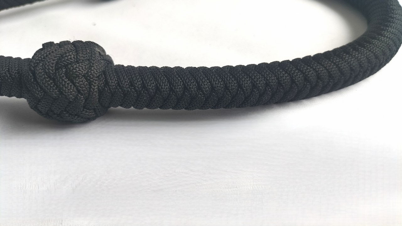 met-deze-paracord-zweep-speel-je-gemakkelijk-op-elke-locatie-door-zijn-opbouw-is-hij-gemakkelijk-te-reinigen-de-loop-zelf-is-een-best-gemeen-speeltje-2
