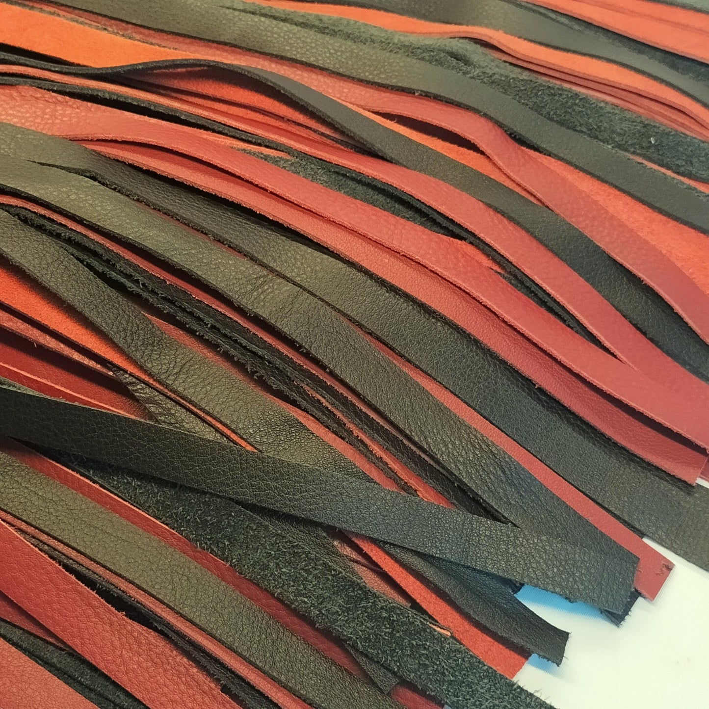 Mega Flogger 220 Falls 12mm Breed 2,4kg - Giant Dikke Flogger Zwart Rood 84cm - Impact Play - Floggers - SM - speeltjes