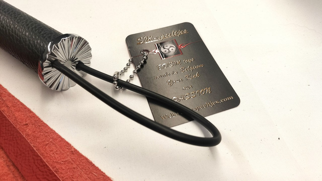 Rood lederen zweep met D-ringen - BDSM accessoire close-up