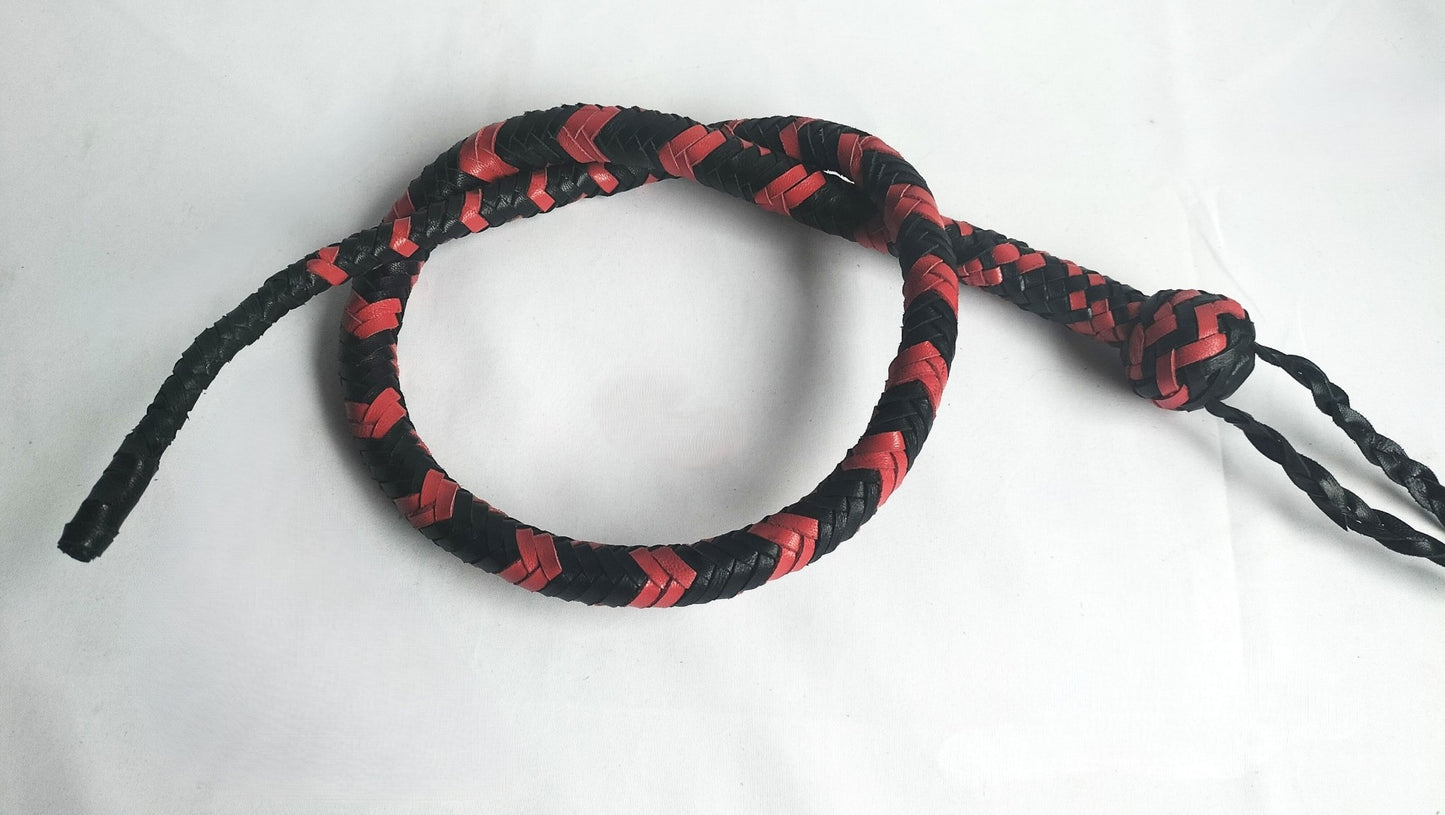 deze-rood-zwart-eder-geweven-zweep-zonder-fall-of-cracker-is-een-erg-leuk-speeltjes-voor-de-sadist-met-kleinere-handen-met-zijn-totalelengte-van-90cm-en-zeer-flexibel-heeft-ie-best-een-ferme-impact-op-je-speeltpartner-3