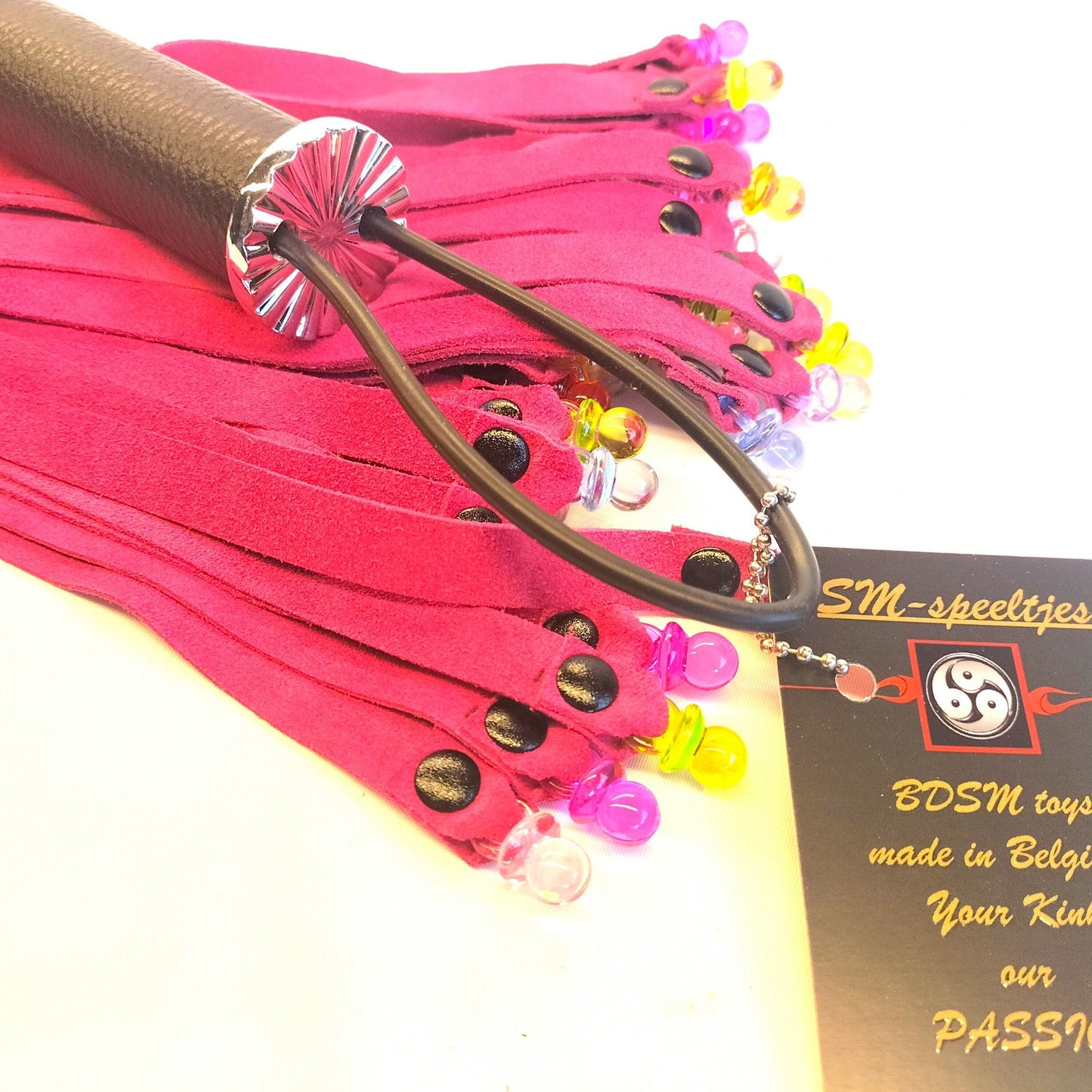 Roze Suède Flogger met Fopspeentjes 70cm - 36 Falls 50cm Handgemaakt België 159€ - Impact Play - Floggers - SM - speeltjes