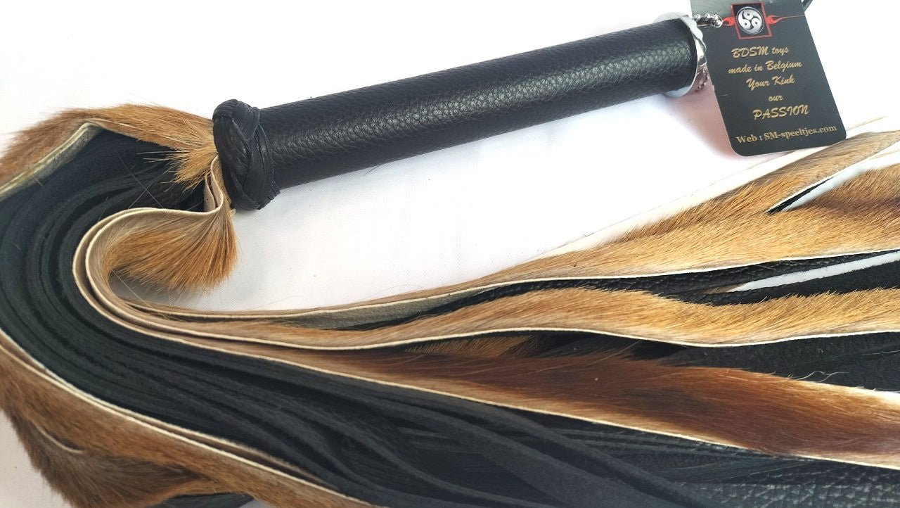 met-deze-prachtige-flogger-gemaakt-van-beige-springbok-en-zwart-leer-haal-je-jezelf-een-uniek-stuk-in-huis-bij-elke-slag-of-streling-voelt-hij-dankzij-zijn-combinatie-tussen-de-vacht-en-het-leer-anders-aan-4