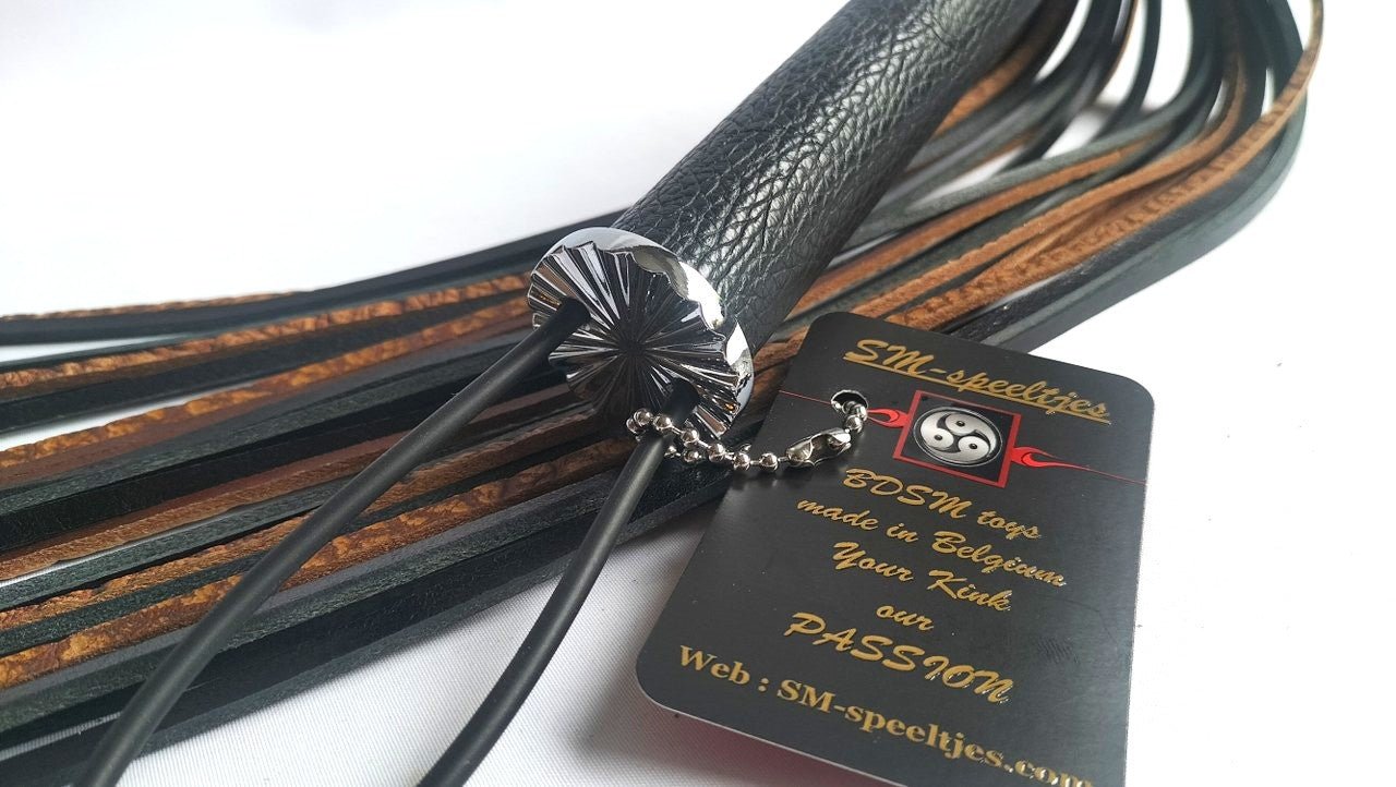 deze-flogger-of-in-de-volksmond-zweep-of-gesel-genoemd-is-voor-de-spelers-die-houden-van-een-iets-gemener-of-pijnlijker-spel-met-zijn-24-stroken-tuigleer-in-twee-kleuren-en-schuin-gesneden-aan-het-einde-kan-ie-best-venijnig-zijn-4