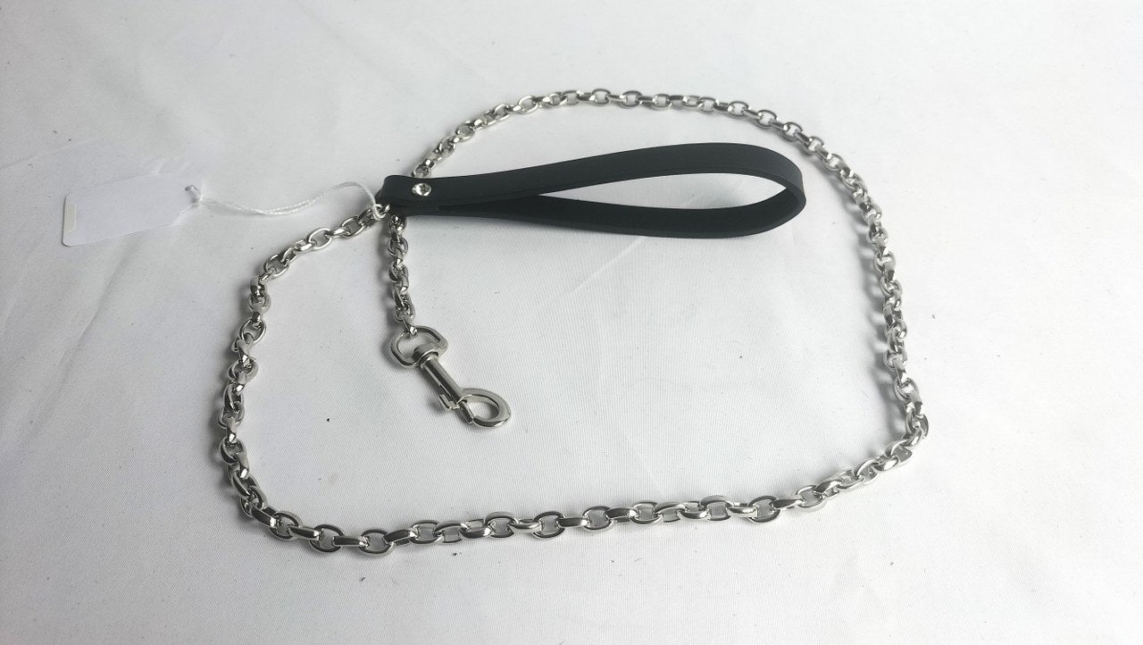 met-deze-leiband-in-vegan-kwaliteit-kan-je-lekker-volgzaam-je-dominant-achterna-lopen-zonder-al-te-veel-keuzes-te-moeten-maken-behalve-stoppen-waar-hij-of-zij-stopt-laat-het-spel-van-oplettend-volgen-beginnen-4