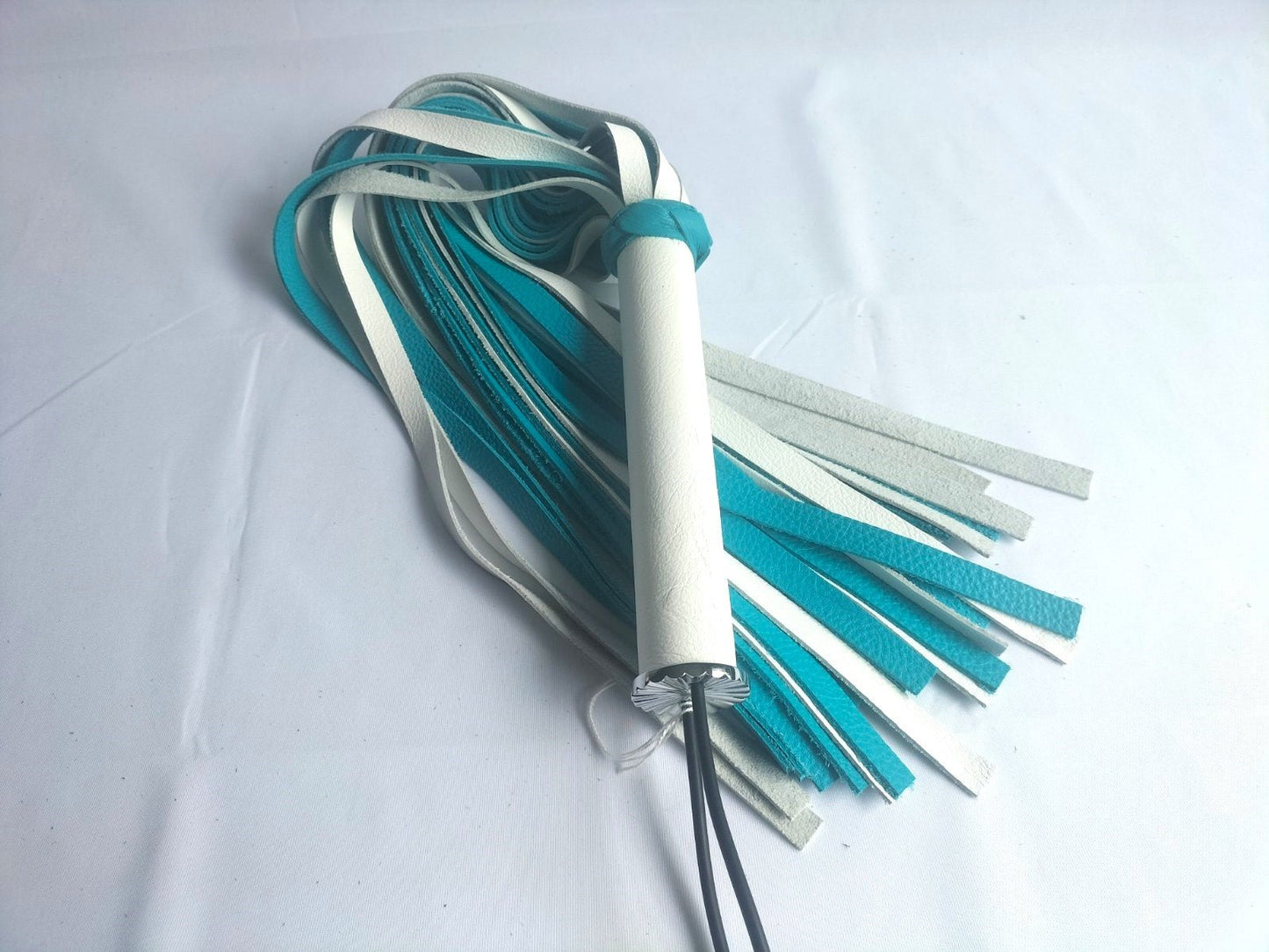 Wit/turquoise lederen flogger met wit leer handvat - SM - speeltjes