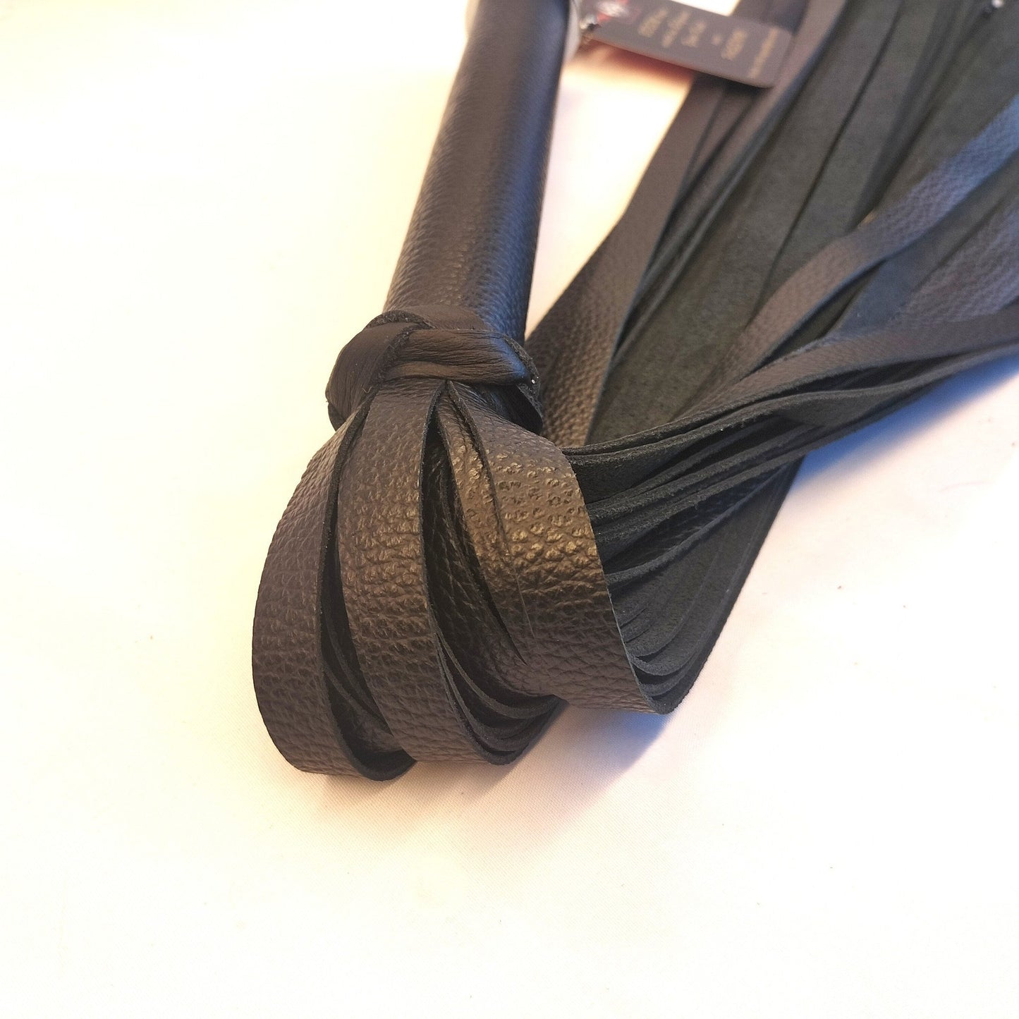 Zwart Leren Flogger met Metalen Hartjes 70cm - 36 Falls 50cm Handgemaakt België - Impact Play - Floggers - SM - speeltjes