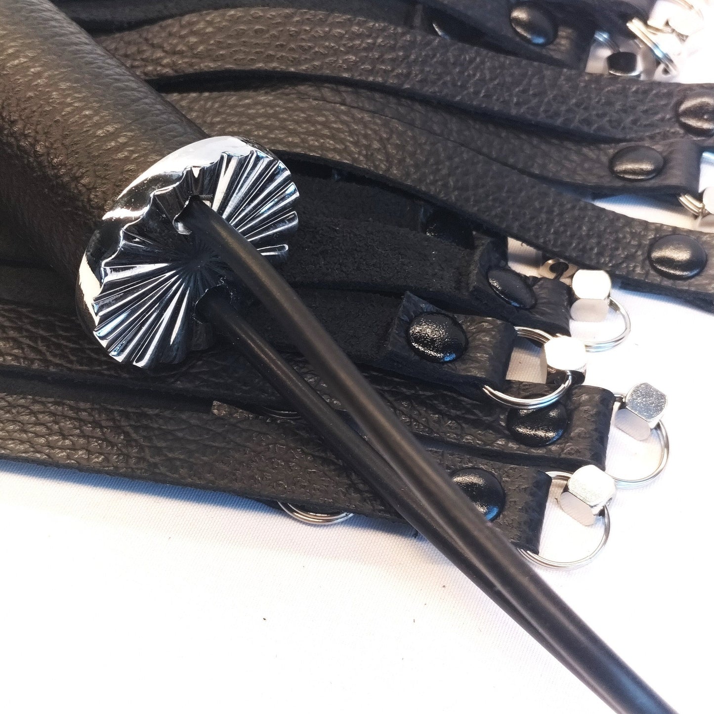 Zwart Leren Flogger met Metalen Kubusjes 70cm - 36 Falls 50cm 500g Handgemaakt België - Impact Play - Floggers - SM - speeltjes