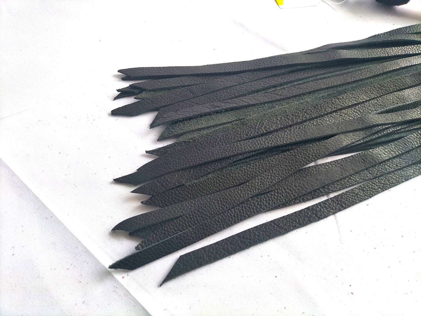 deze-zwart-leder-flogger-is-een-leuke-instapper-voor-wie-op-zoek-is-naar-de-betere-kwalitiet-floggers-dan-wat-je-kan-vinden-in-de-eroshop-hij-is-voorzien-van-36-falls-schuin-van-55cm-lang-afgesneden-en-ligt-prima-in-de-hand-1