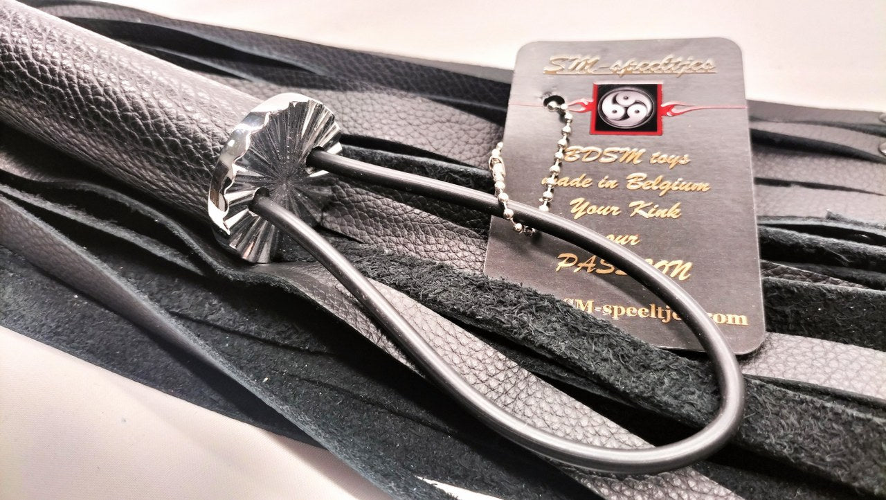 Zwarte Leren Flogger met 36 Zilverkleurige Mini Mesjes - 70cm Handgemaakt - Impact Play - Floggers - SM - speeltjes