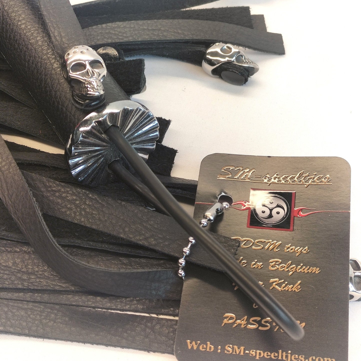Zwarte Skull Flogger met 7 RVS Skulls – 36 Falls Impact Zweep - Impact Play Flogger - SM - speeltjes