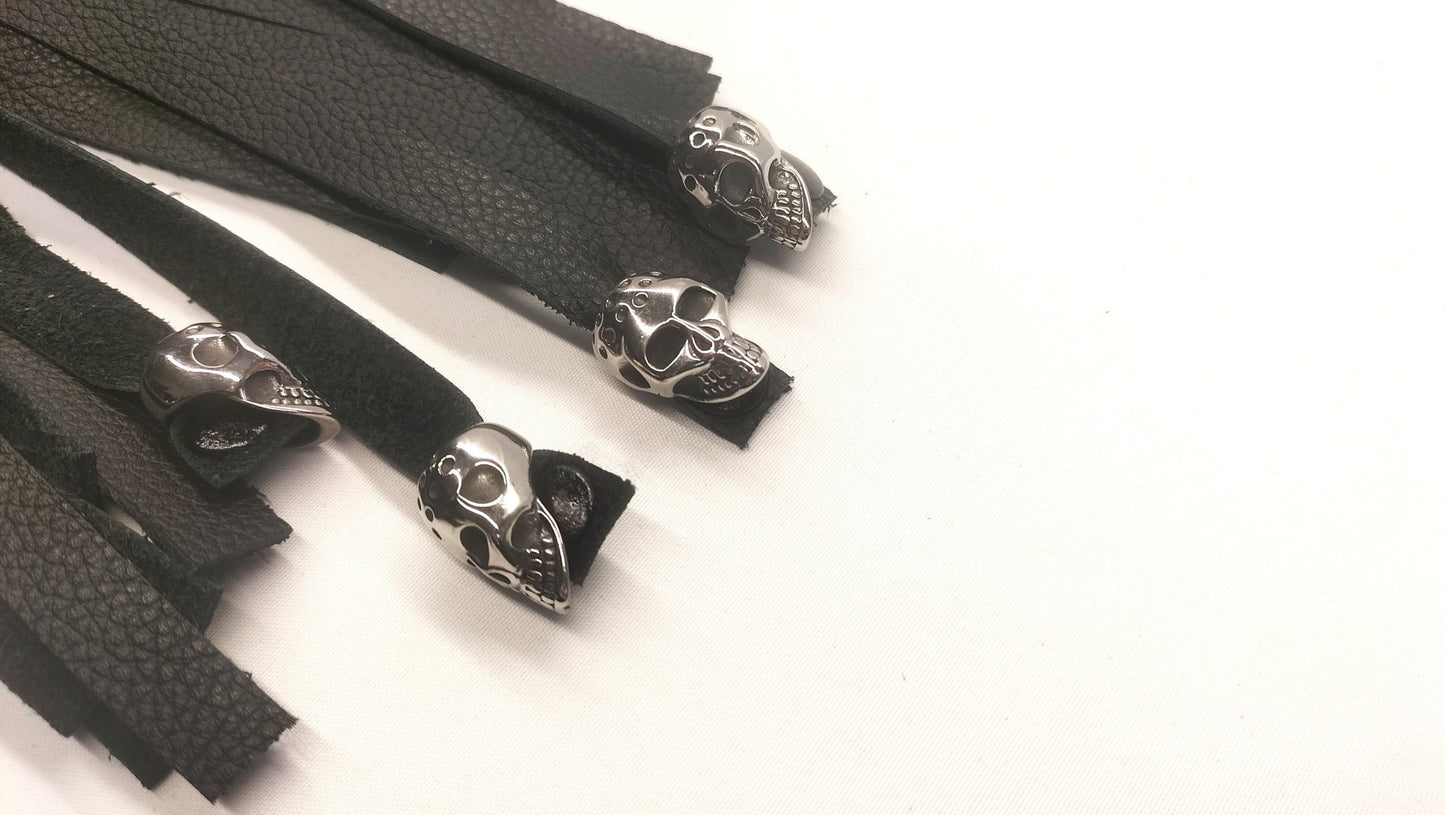 Zwarte Skull Flogger met 8 RVS Skulls – 36 Falls Impact Zweep - Impact Play Flogger - SM - speeltjes