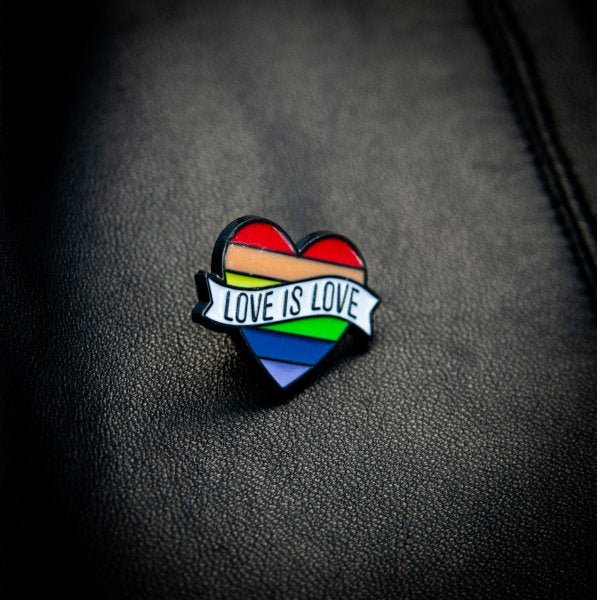 Hartje regenboog love is love pin - SM - speeltjes