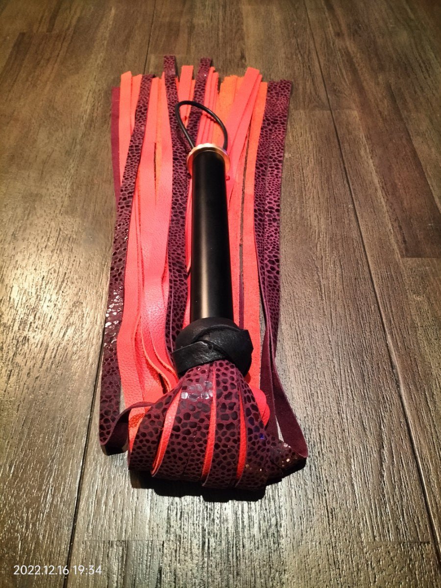 Kalfsleder paars/rood flogger - SM - speeltjes