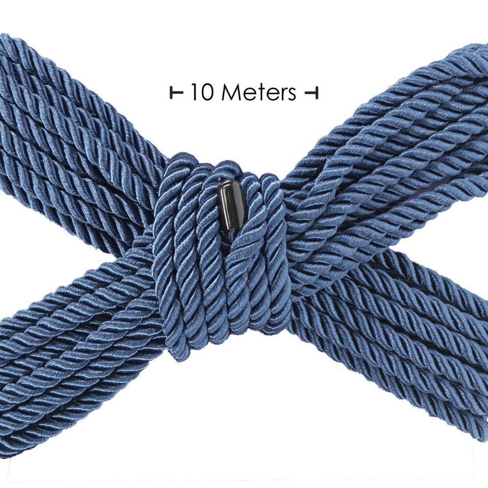 met-dit-bondage-touw-gemaakt-uit-zacht-polyester-in-donker-blauw-met-een-dikte-van-6-mm-en-10-meter-lang-sla-je-2-vliegen-in-één-klap-het-is-zeer-gemakkelijk-in-onderhoud-en-het-is-leuk-om-mee-te-bonderen-dit-wordt-je-nieuwe-favoriete-bdsm-toy-in-je-koffer-2
