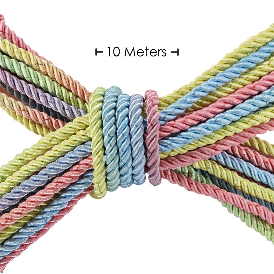 met-dit-bondage-touw-gemaakt-uit-zacht-polyester-in-regenboog-soft-kleur-met-een-dikte-van-6-mm-en-10-meter-lang-sla-je-2-vliegen-in-één-klap-het-is-zeer-gemakkelijk-in-onderhoud-en-het-is-leuk-om-mee-te-bonderen-dit-wordt-je-nieuwe-favoriete-bdsm-toy-in-je-koffer-3
