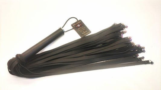 Zwarte Skull Flogger met 36 Rainbow RVS Skulls – 36 Falls Impact Zweep