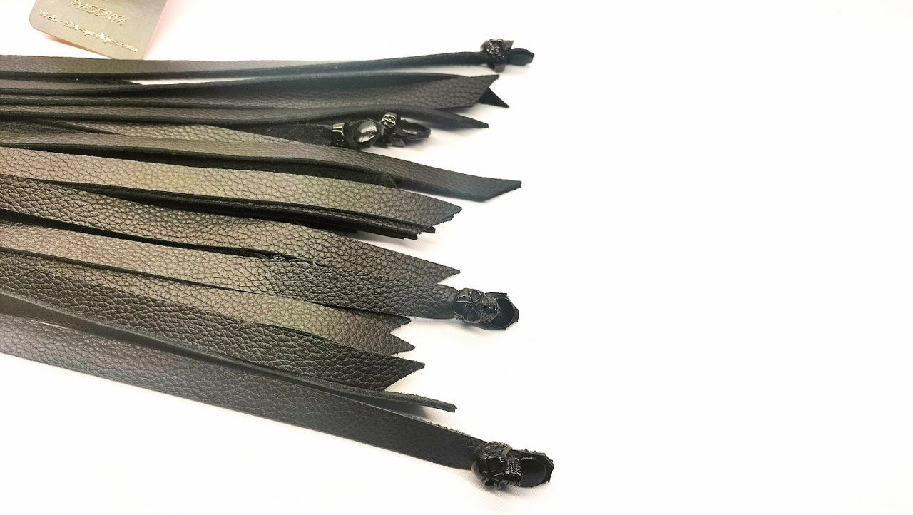 Zwarte Skull Flogger met 8 Zwarte RVS Skulls – 36 Falls Impact Zweep