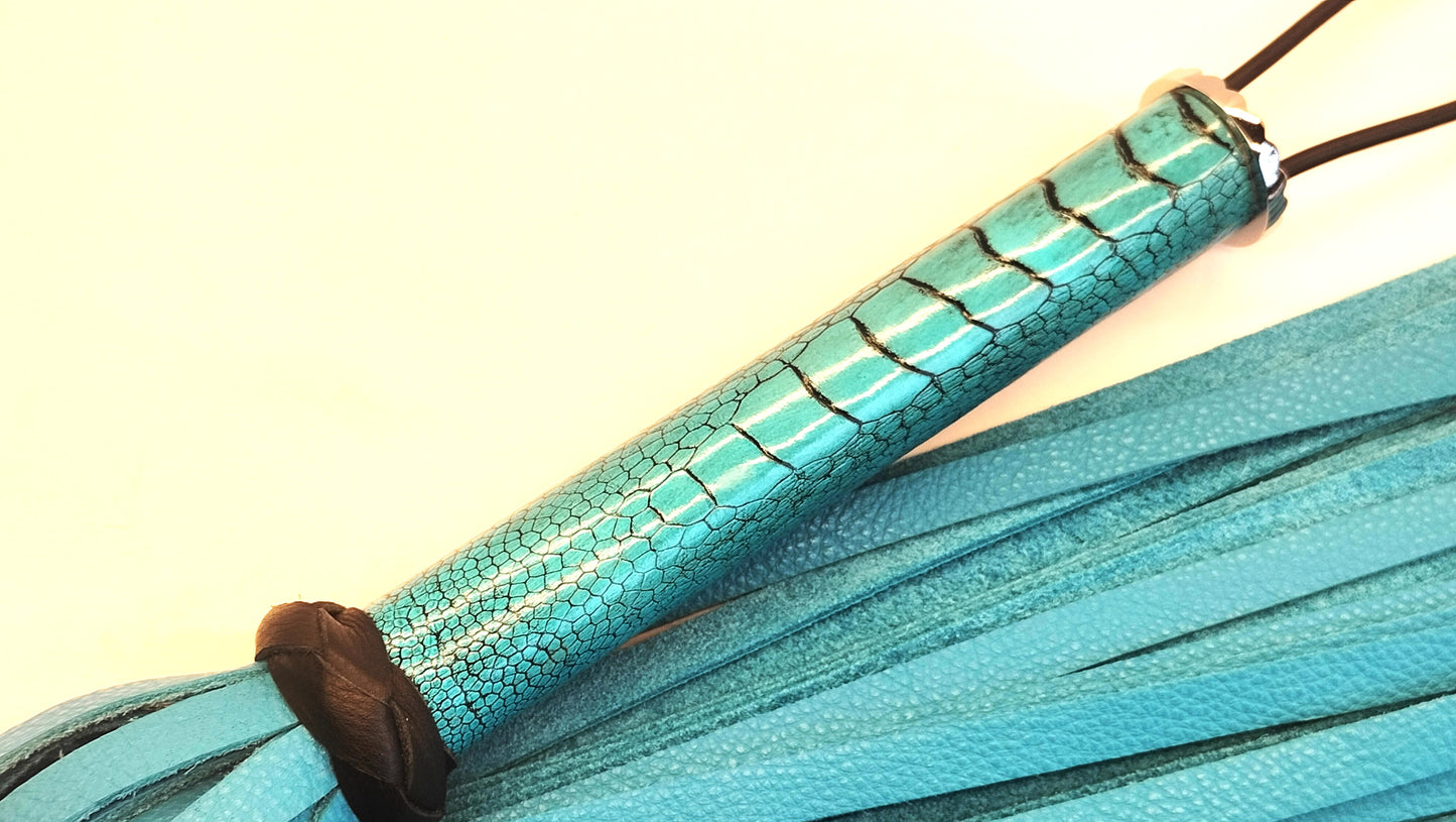 Turquoise Leren Flogger met Struisvogelpoot Handvat – Impact Play BDSM Toy