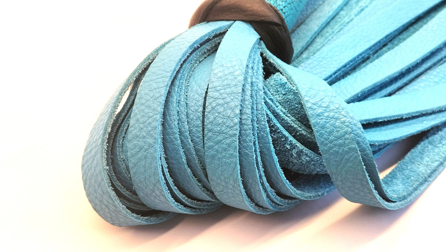 Turquoise Leren Flogger met Struisvogelpoot Handvat – Impact Play BDSM Toy