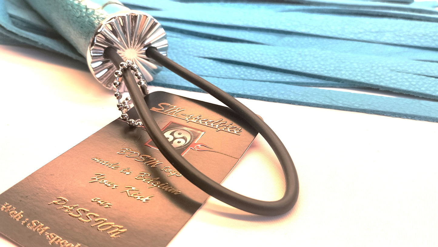 Turquoise Leren Flogger met Struisvogelpoot Handvat – Impact Play BDSM Toy