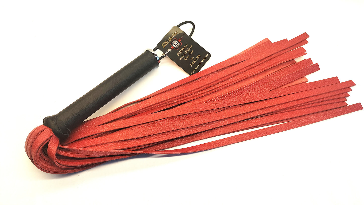 Martinet en cuir rouge avec poignée en cuir noir