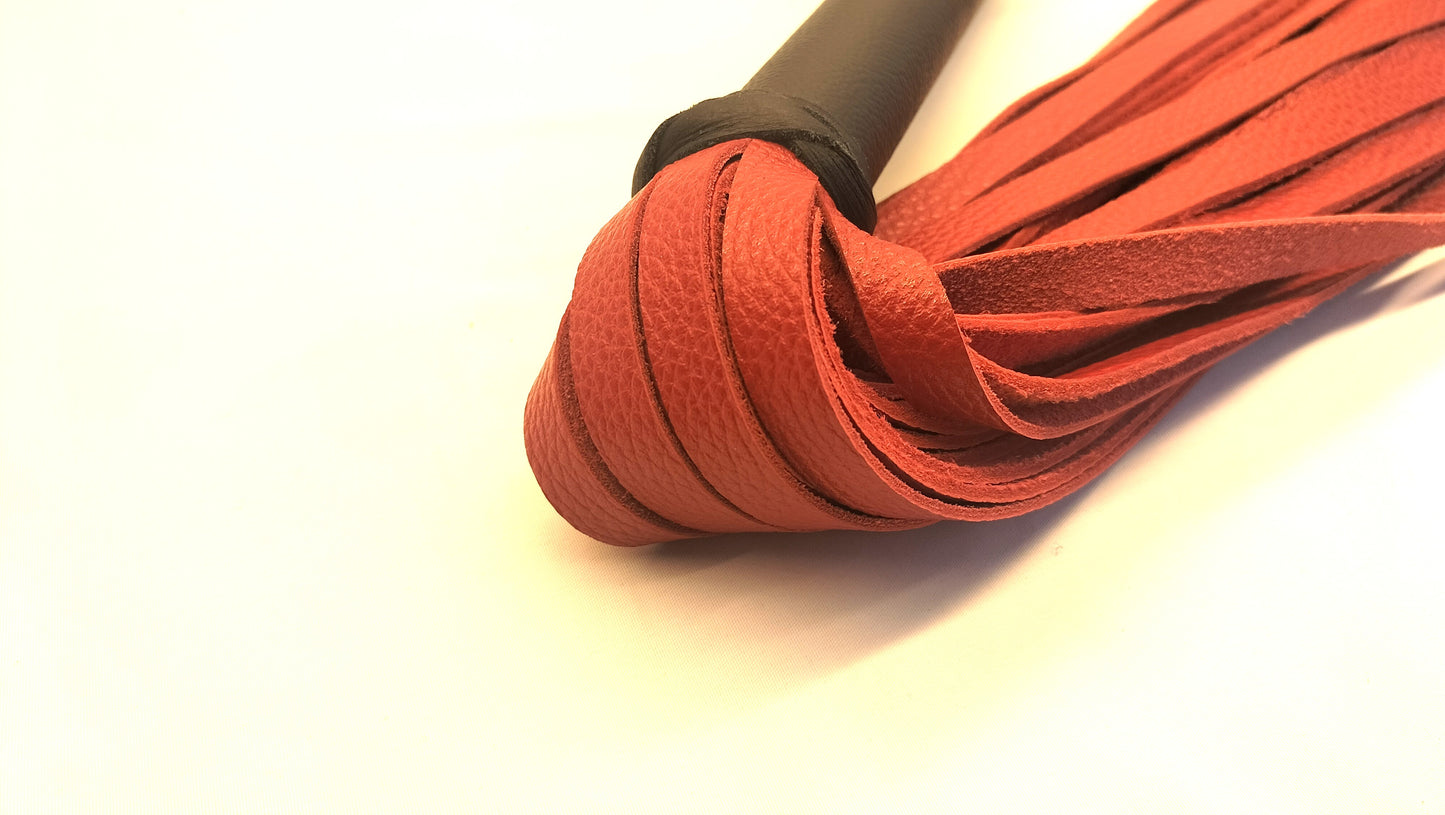 Martinet en cuir rouge avec poignée en cuir noir