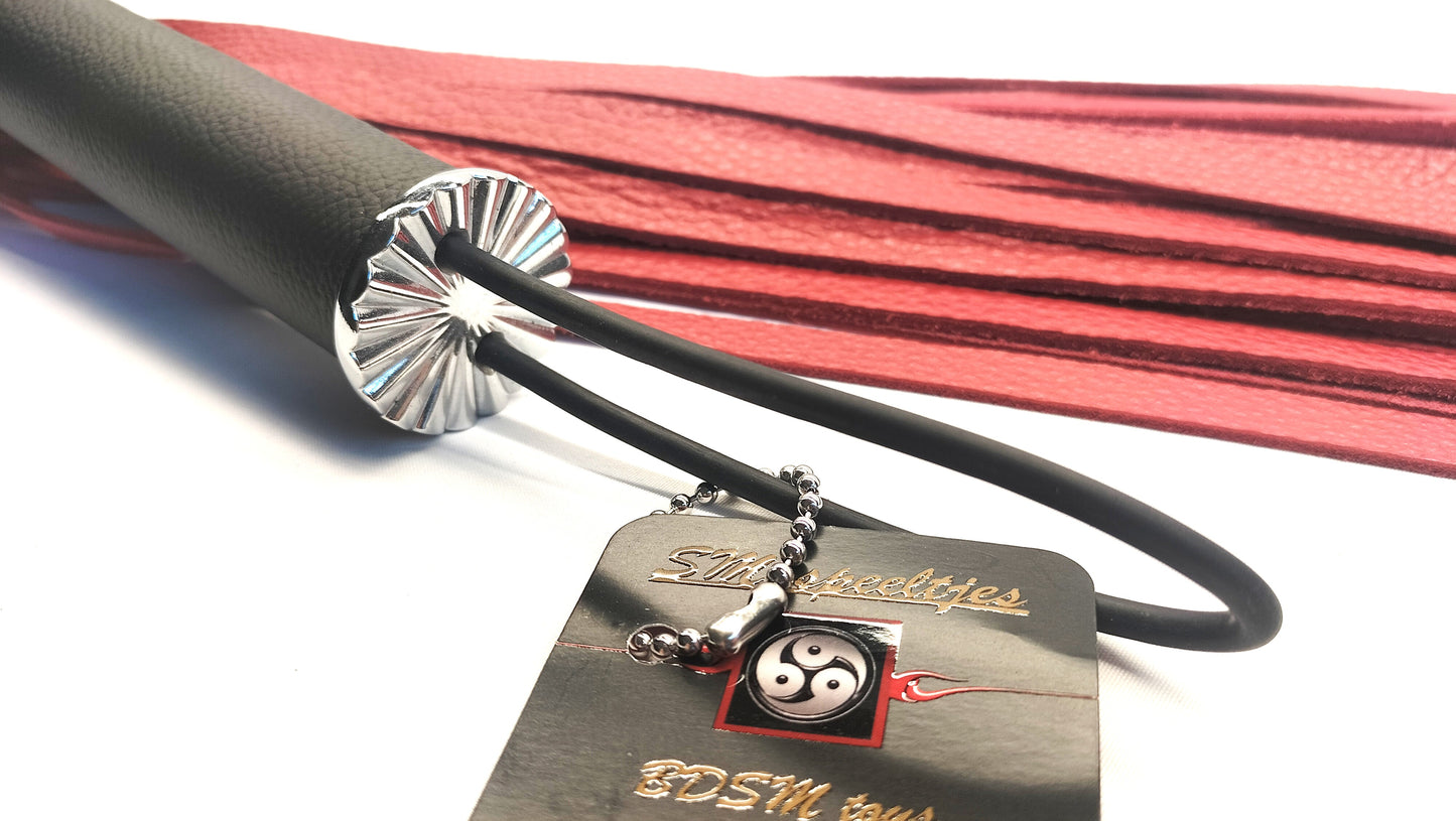 Martinet en cuir rouge avec poignée en cuir noir