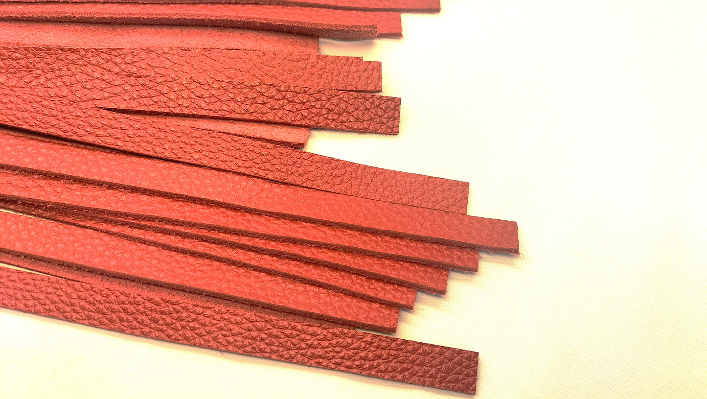 Martinet en cuir rouge avec poignée en cuir noir