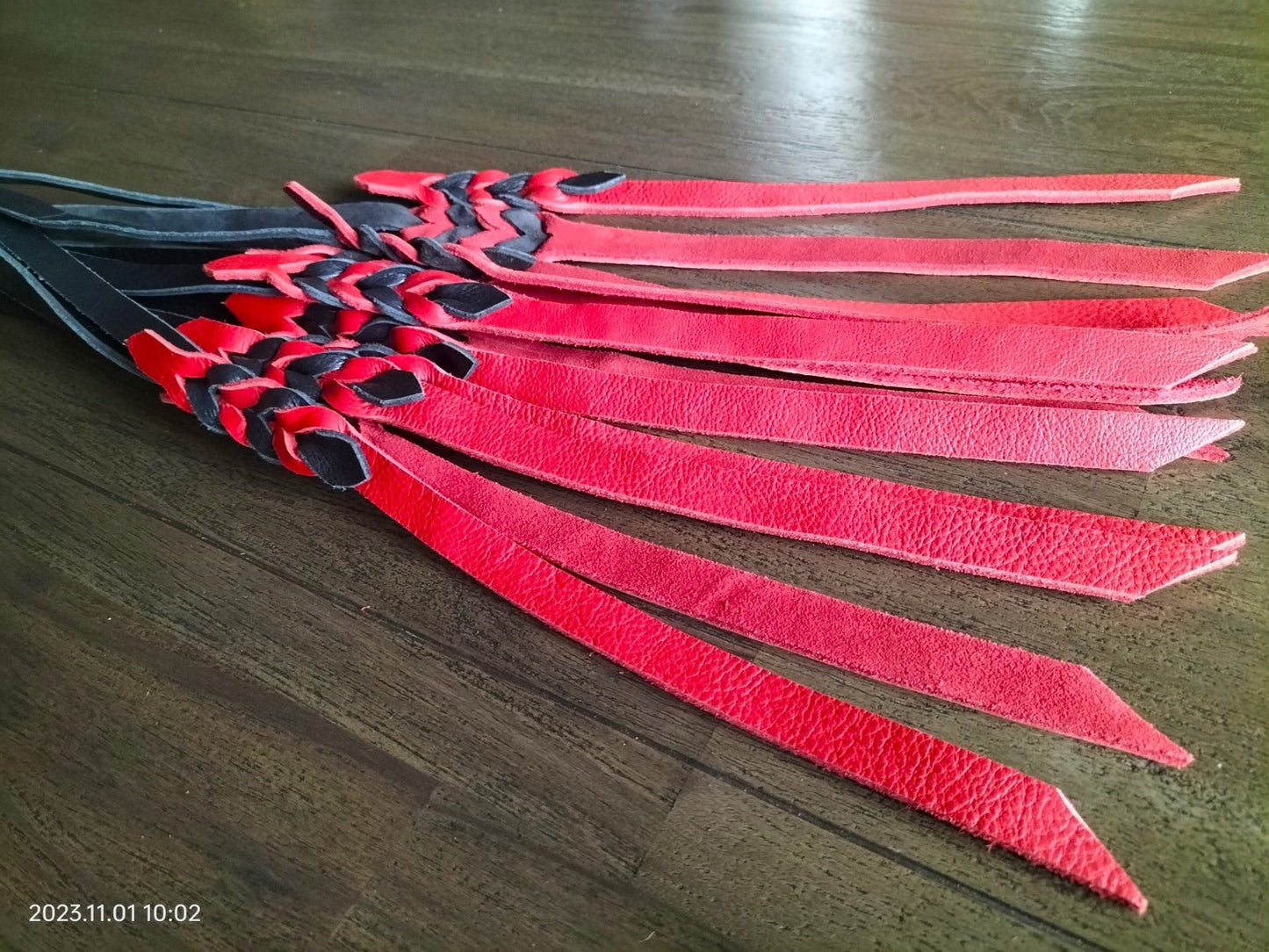 12 falls flogger met rood - zwart geweven falls van 4 mm dik - SM - speeltjes