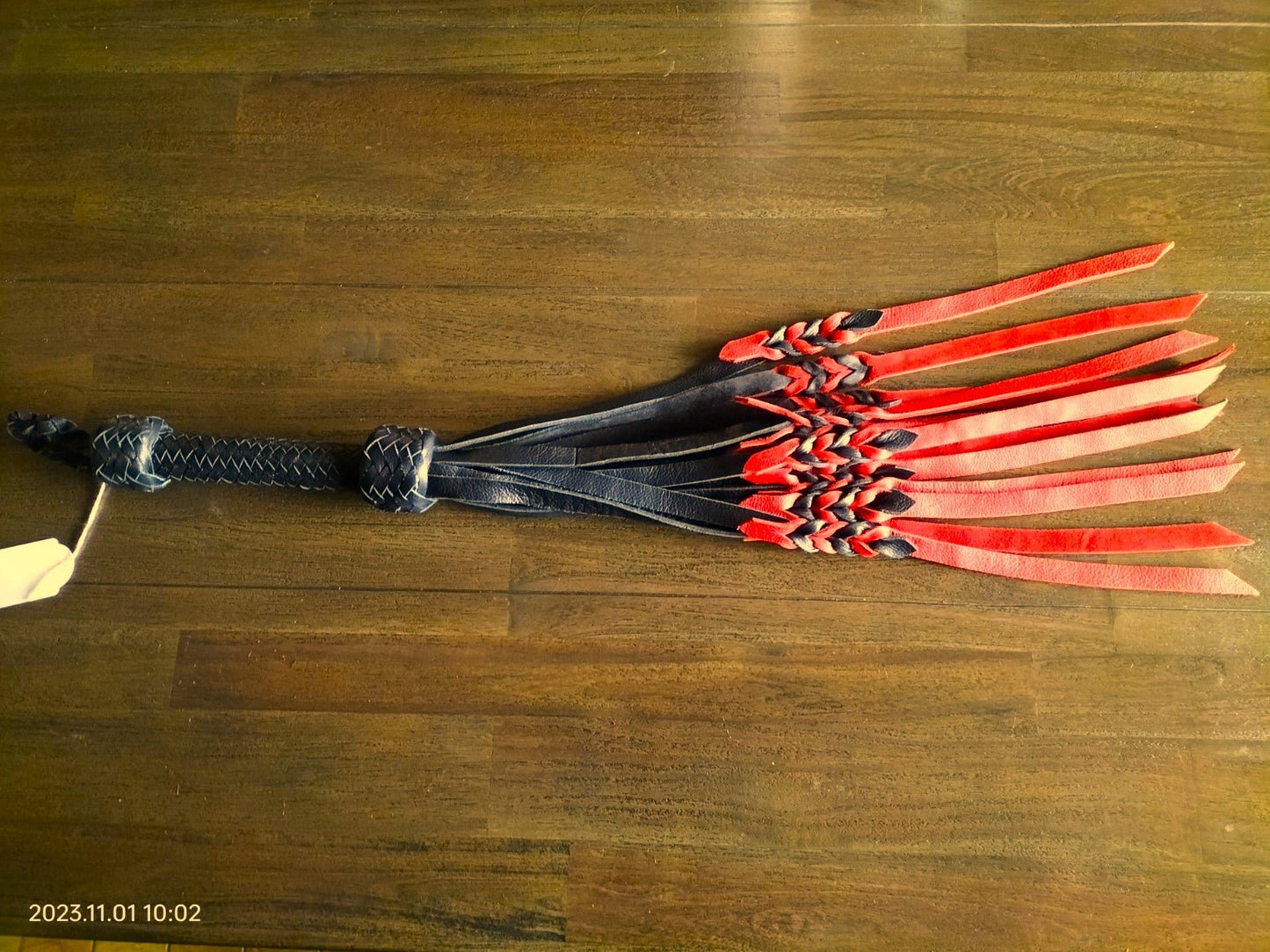 12 falls flogger met rood - zwart geweven falls van 4 mm dik - SM - speeltjes