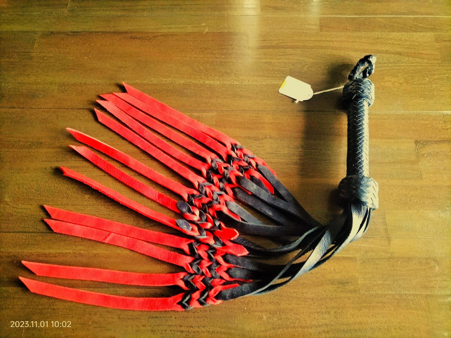 12 falls flogger met rood - zwart geweven falls van 4 mm dik - SM - speeltjes